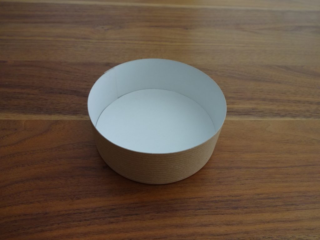 Le couvercle d’une boîte de fromage forme la base. (Photo: Athena Tsatsamba Welsch)