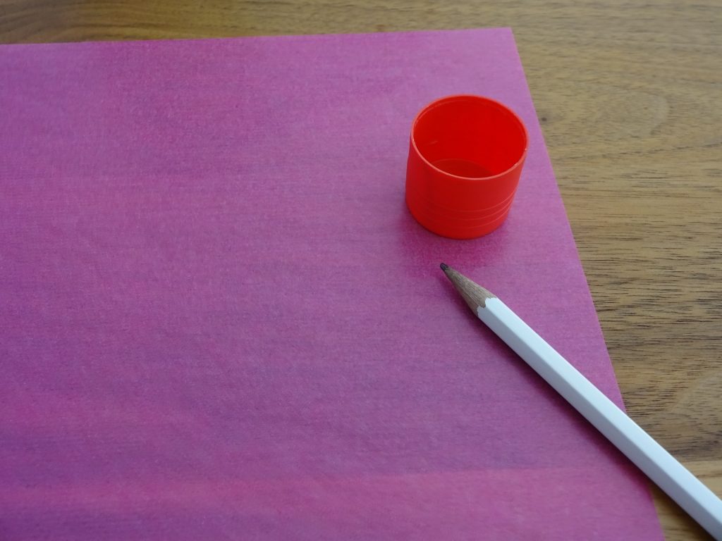 Dessiner les motifs sur le papier de soie. (Photo: Athena Tsatsamba Welsch)