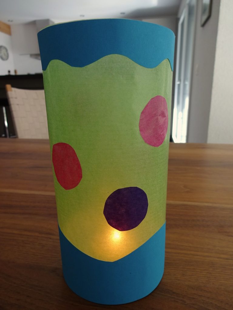 Décorer la lanterne de motifs en papier de soie. (Photo: Athena Tsatsamba Welsch)